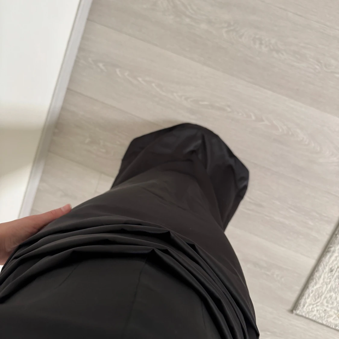 Svart axelbandslös långklänning