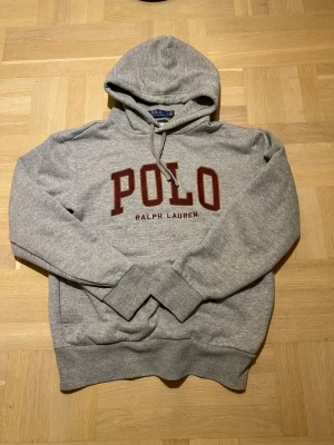Polo ralph lauren hoodie - Jag säljer en riktigt fet polo raulph lauren hoodie🤩 || Skick: 9,5/10, som ny ||Storlek: S || Modellen är 178cm🙌 || Tveka inte på att ställa frågor😉