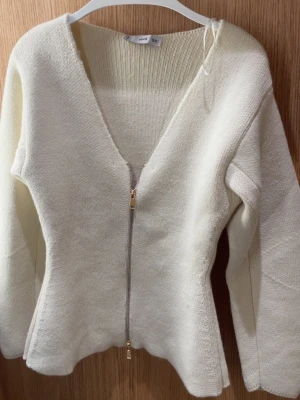 Vit stickad kofta - Suuuuperfin kofta från mango😊 köpt för 600 och knappt använd❤️