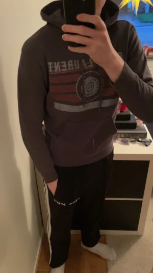 Saint Laurent hoodie - Säljer en saint Laurent hoodie för den har blivit lite för liten. Den är i storlek S. Modellen på bilden är 184cm och väger 75kg. Tröjan är knappt använd endast ett fåtal gånger