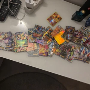 Pokémon samlarkort - En färgstark samling Pokémon-kort med flera holografiska och sällsynta kort. Perfekt för dig som älskar att samla, byta och spela Pokémon TCG! Korten är i olika skick. Ensdast intressekoll så kom med bud och vi kan komma överens om pris! 