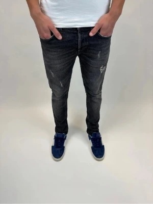 Dondup Jeans George  - Dondup Jeans George! Trendigaste jeansen på marknaden.  Skick= 9,5/10 Ny pris= 4000 kr Säljs för= 1099 kr (Modellen har original slitningar från fabrik vilket är väldigt eftertraktat och populärt) 