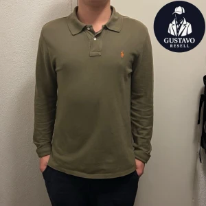 Ralph Lauren tröja - Tja. Säljer denna Ralph Lauren piké tröja som är är i fint skick, utan defekter. Storlek 18-20 år motsvarande S. Tveka inte på att ställa frågor! 🙌