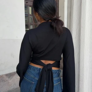 Tröja med öppen rygg  - Långärmad tröja med öppen rygg jättesnygg men inte min stil