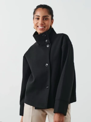 Svart kort kappa med hög krage - Säljer min snygga svarta korta kappa från Gina då den inte används längre, mycket bra skick! Inga defekter!