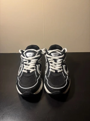 B30 - Säljer ett par svarta Dior sneakers 