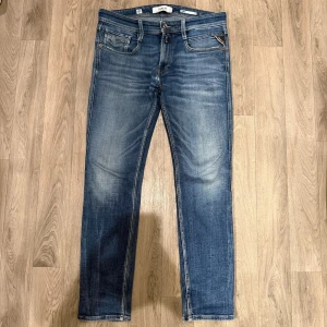 Replay Anbass Aged 01 Jeans Blå W31 L32 - Sjukt snygga blåa Replay Anbass Aged 01 jeans i storlek W31/L32 i fint skick. (Litet hål i skrevet och innerlapp avklippt) annars sjukt snygg passform och bra jeans. Mått - Midja: 44cm, Benlängd: 101cm. Modellen är 185cm. Hör av dig vid funderingar!🤩
