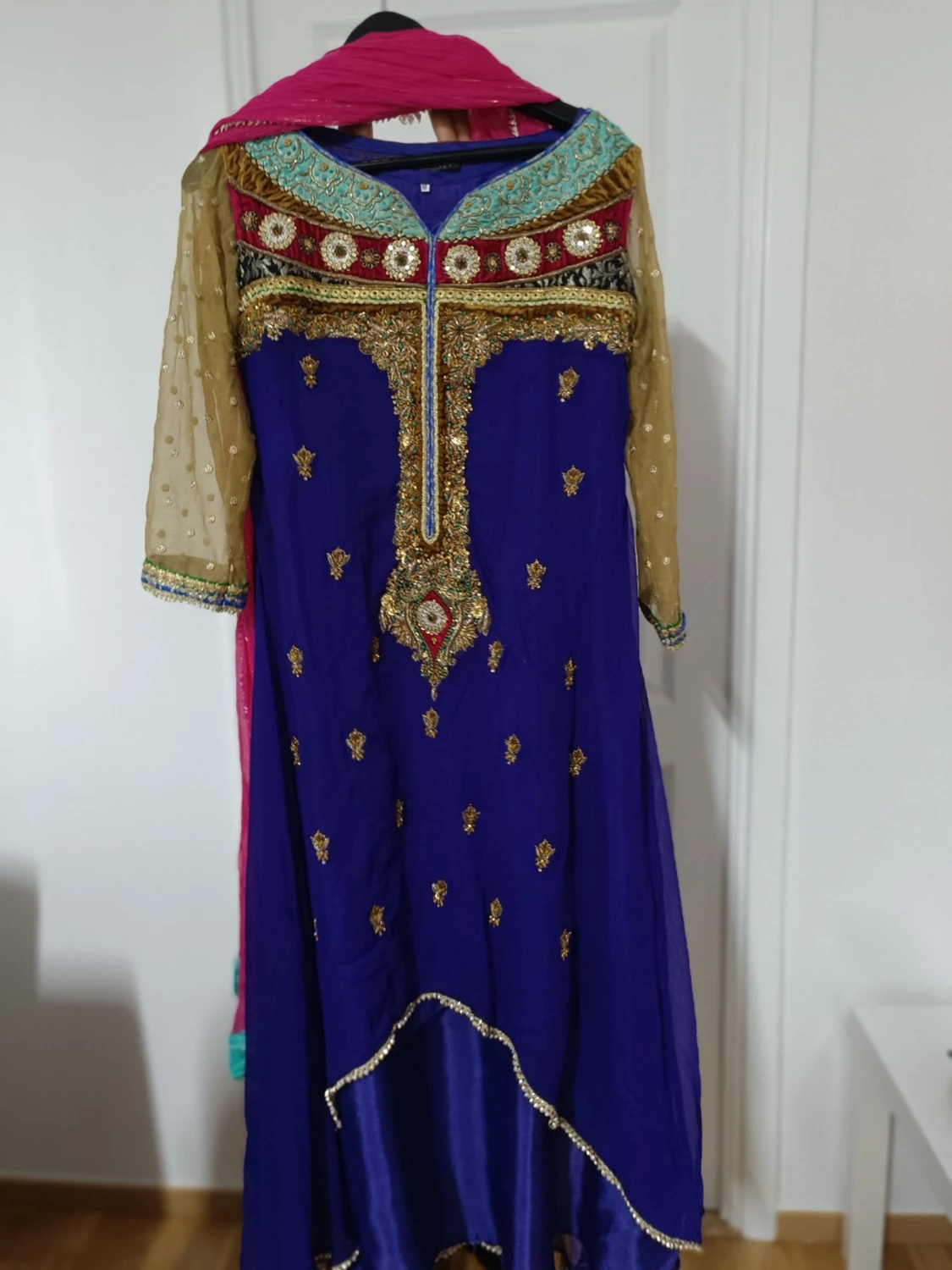 Blå långklänning med broderi och paljetter