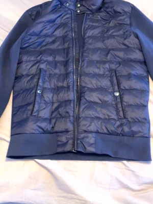 Mörkblå cardigan från Polo Ralph Lauren - Säljer min mörkblå cardigan från Ralph Lauren. Nypris runt 3300kr tror jag. Inga skavanker finns.  