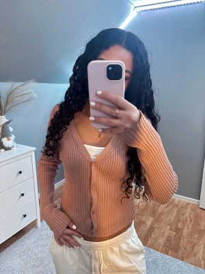 Ribbstickad Kofta Dammrosa H&M - En super fin ribbstickad kofta i en dammrosa färg, den är stretchig och mjuk, bra skick och i storlek M men passar S💕