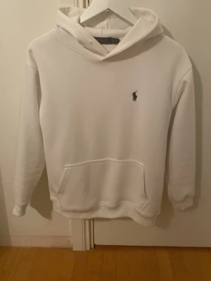 Ralph lauren hoodie - Vit Ralph lauren hoodie storlek M men passar mer som S/XS då jag tror att den kan ha krympt i tvätten. Allmänt bra skick bortsett från att snörena är borta från luvan, lite nopprig men generellt skick 8/10. Original pris ca 2500kr, mitt pris 599kr. Svarar fort, fraktar inom 24h och frågor är alltid välkomna 🙌