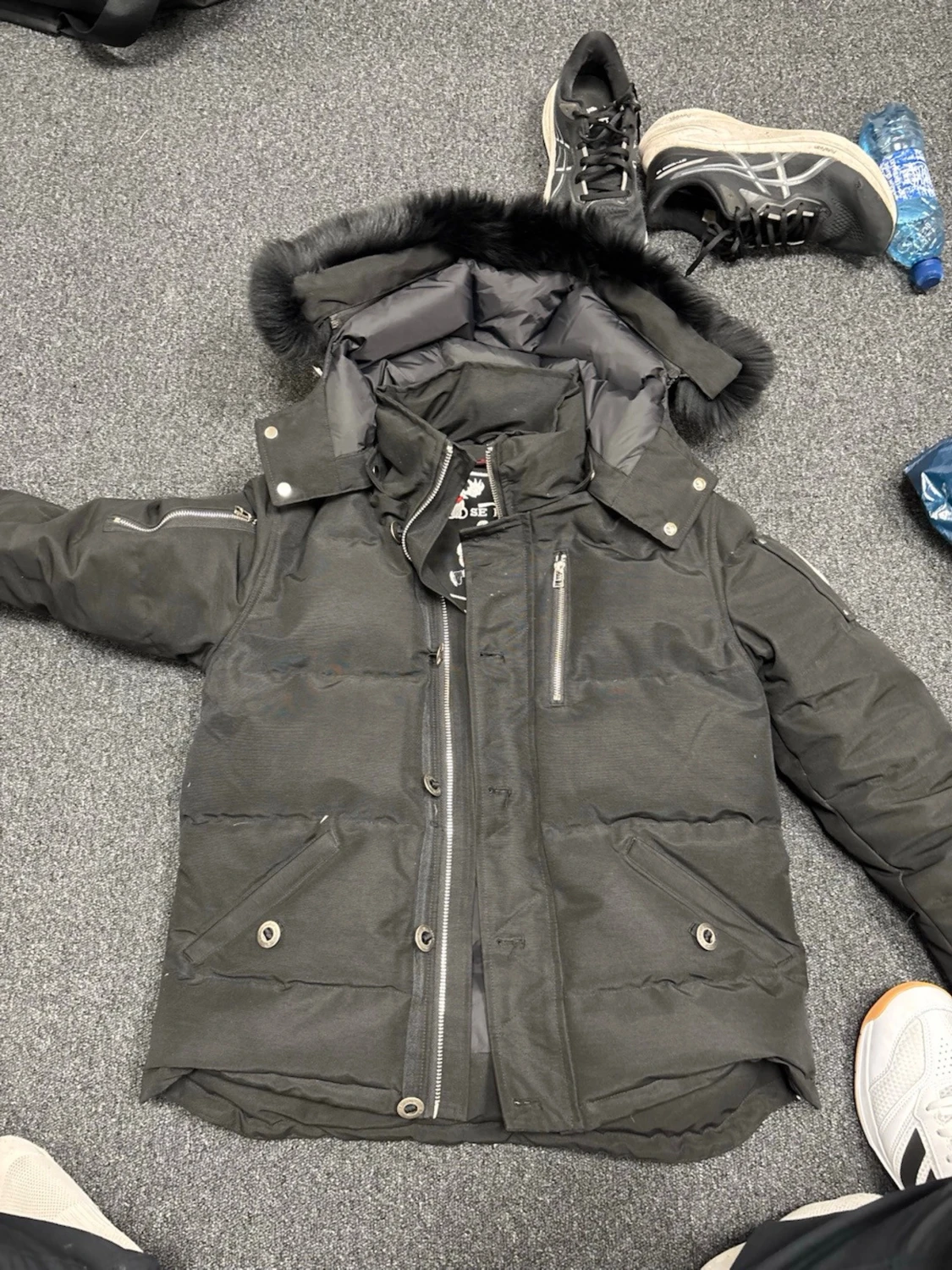 Svart Moose Knuckles dunjacka S