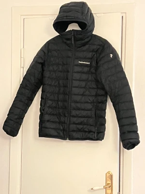 Peak performance: Down liner hood w dunjacka - Dunjacka med fyllning av 80 % dun, 20 % fjäder Använd typ en-två ggr pga har en annan dunjacka. Inga defekter som jag ser/upptäckt Figurnära  Ord. pris ca. 2900kr (lite mindre nu med lika olika rabatter ute)