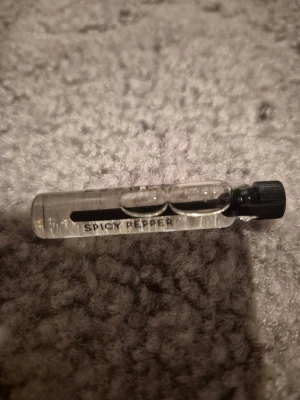 Spicy Pepper 2ml - Spicy Pepper 2ml från ESSNCE endast doftat på den. 45kr ny.