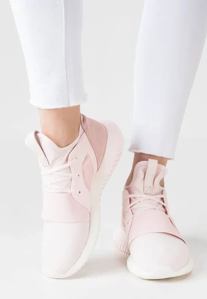 Adidas Tubular Defiant  - Säljer ett par Adidas Tubular Defiant sneakers i ljusrosa med chunky vit sula. Skorna har snörning, rund tå och en mix av textil och mocka på ovandelen. De har en modern, sportig look med bred rem över foten och högt skaft. Storlek US 9, passar som storlek 40.