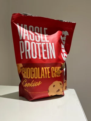 HALVA Protein kvar - Vassle protein i smak av chocolate chip. Halva kvar. Smaken va inte för mig.