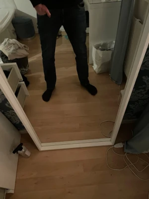 Levi's 501 mörkblå jeans 29/32 - Säljer ett par klassiska Levi's 501 jeans i mörkblå tvätt. Modellen har rak passform och normal midja, med snygga kontrastsömmar och fem fickor. Jeansen är tillverkade i slitstarkt bomullsmaterial och har den ikoniska läderpatchen bak.