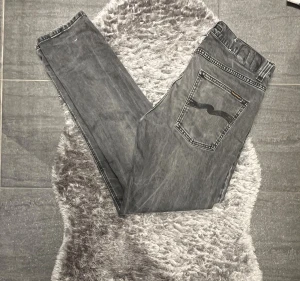 Nude Jeans Lean Dean Gråa - Snygga och tidlösa Nudie Lean Dean i mörkgrå tvätt. Slim passform som funkar till allt 👖✨ Fint använt skick!