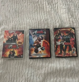 Spy Kids 1- 2, Spy Kids 3: Game Over, Spy Kids 4 dvd  - Samling med 4 actionfyllda Spy Kids-filmer där unga agenter tar sig an superskurkar, räddar världen och utforskar coola dimensioner. Perfekt för dig som gillar spänning, humor och färgstarka äventyr med familj och vänner!  Dvd er 