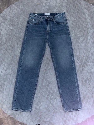 Calvin Klein Byxor  - Snygga Byxor från Calvin Klein. normal passform och tydlig CK-logga på bakfickan och framfickan. byxorna är stilren, tidlös look som passar till allt. skriv gärna mer frågor och bilder på byxorna. riktiga feta med att sticka ut. priset kan diskuteras 