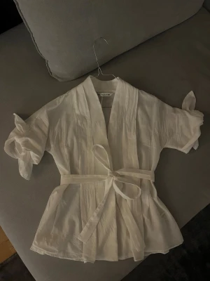 Populär blus från zara - Så snygg eftertraktad blus! Går att ta av bandet om man vill💕Storlek xs, perfekt att köpa inför jul, eller önska sig i julklapp  