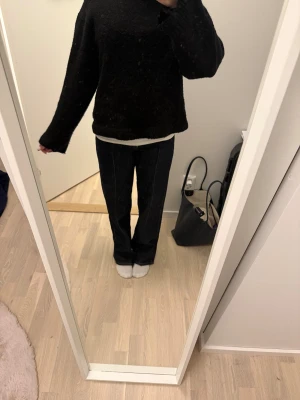 Mörkblå raka jeans med kontrastsömmar - Säljer ett par mörkblå jeans med raka ben och tydliga kontrastsömmar. Klassisk femficksmodell med knapp och dragkedja framtill. Jeansen har en normal passform och är tillverkade i jeansmaterial. Perfekt för dig som gillar en enkel och clean look.