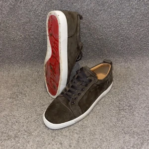 Christian Louboutin grå mocka sneakers - Snygga sneakers från Christian Louboutin i militärgrön mocka med vit platt sula och klassisk röd undersida. Skorna har rund tå, matchande snören och diskreta metalldetaljer vid snörningen. Insidan är beige och märket syns på plösen.