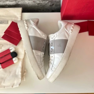 Valentino Open skor - Mycket bra skick, som nya men har ett svart märke som syns på första bilden, därav priset. Nypris ca 5000kr. Storlek 43. Skolåda+skopåse medföljer. Självklart äkta - kolla bara recensionerna! Skriv för mer information🤝