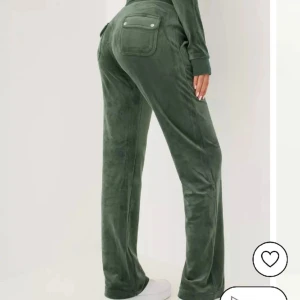 Juicy byxor  - Jättefina juicy byxor i mörkgrönt! I storlek xxs. 