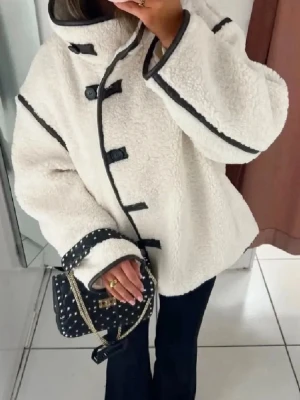 Hm teddyjacka - Hm teddyjacka i storlek s men passar också mig som oftast har xs. Små användningsmärken på kragen men annors i bra skick.