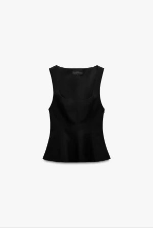 Svart topp från Zara - Svart topp från Zara som går ut längst ner och har breda axelband. Aldrig använd 