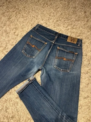 Dry Selvedge nudie jeans slim fit herr grisch laidback wash fade unik - Dry Selvedge nudie jeans i slim passform med en riktigt najs fade. Mycket bra skick inga märkvärdiga defekter. Storlek 30/30. Postas antigen samma dag som köp eller dagen därpå🙌💯