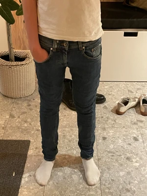 Tiger of Sweden jeans - Hej! Jag säljer ett par relativt använda Tiger of Sweden jeans.🙌Storleken är 28/32 men jag upplever dem mindre efter ett par tvättningar. För dig som gillar ett par stilrena jeans! Hör av dig vid några som helst funderingar!💪🙌
