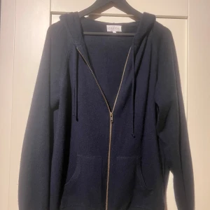 Kashmirhoodie herr - Snygg tröja i marinblå kashmir. Nypris 1600.