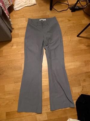 Grå kostymbyxor med bootcut - Grå bootcut kostymbyxor 