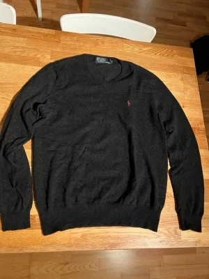 Ralph lauren tröja - Stickad tröja från Ralph Lauren i storlek S. Bra skick, ser lite dammig ut, men ingen fara. Det är bara för att den är stickad och drar åt sig damm lätt. En tvätt så ser den fräschare ut.