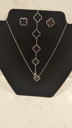 Smyckeset  - Smyckeset I rostfritt stål. Klöver halsband, armband och örhängen                             