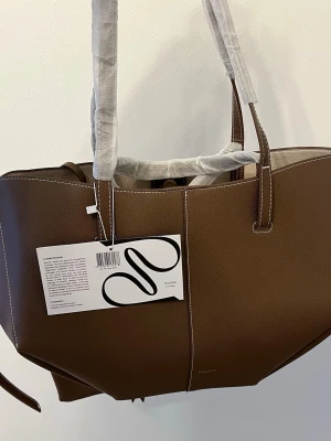 Lyxig beige väska  - Oanvänd , Snygg shoppingväska, skolväska  eller weekend bag , kommer förpackad 