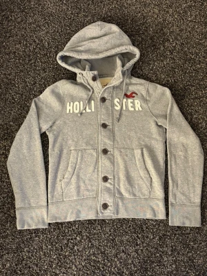 Hollister cardigan~sällsynt  - Säljer nu denna väldigt eftertraktade hollister cardiganen. Skick 9/10, sjukt snygg och unik. Denna blir såld fort så skynda! Obs går ner i pris vid snabb affär! 