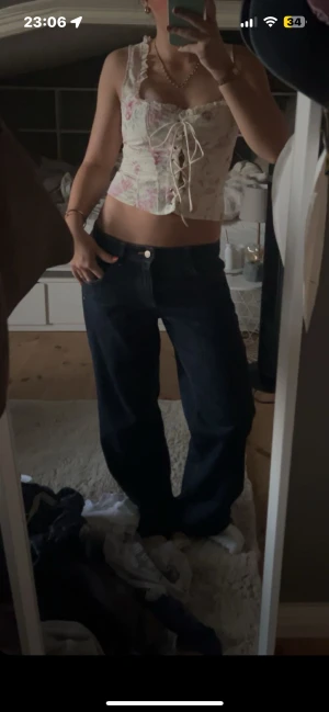 Zara jeans - Super snygga jeans från Zara! Lågmidjade🩵🩵de är uppsydda längst ner. För frågor skriv gärna