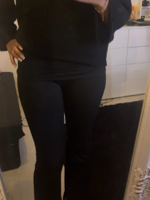 Svarta bootcut leggings - Säljer ett par svarta leggings med bootcut-modell. De är stretchiga och sitter perfekt. Materialet är mjukt och lent. Är använda en gång och Säljer dessa för dem är för korta för mig och är 168/170 för referens 