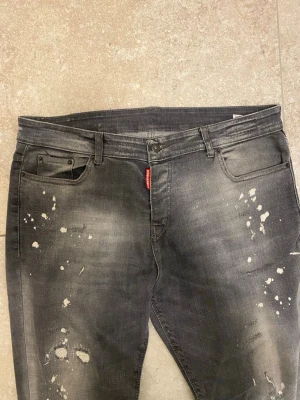 DSQUARED2 - Hej! Säljer dessa dsquared2  jeans i storlek w33 De är varsamt använda och i mycket fint skick, 9/10. Nypris var 6000+ säljs för 699 Hör gärna av dig vid minsta fråga eller om du vill ha fler bilder! 🙌 