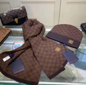 Scarf och hat från Louis  - Bilden visar en brun mössa och halsduk från vuitton med rutigt mönster, Kan skicka 7-18 mer bilder privat 
