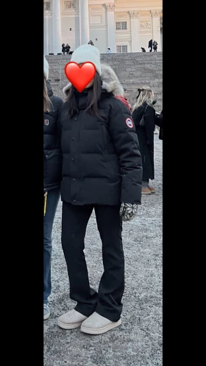 Canada goose wyndham - Säljer denna fina jacka som inte komme till använding mera. Varm och skön, blivit kemtvättad en gång och inte använts sedan dess. Bra skick! Passar både s-m