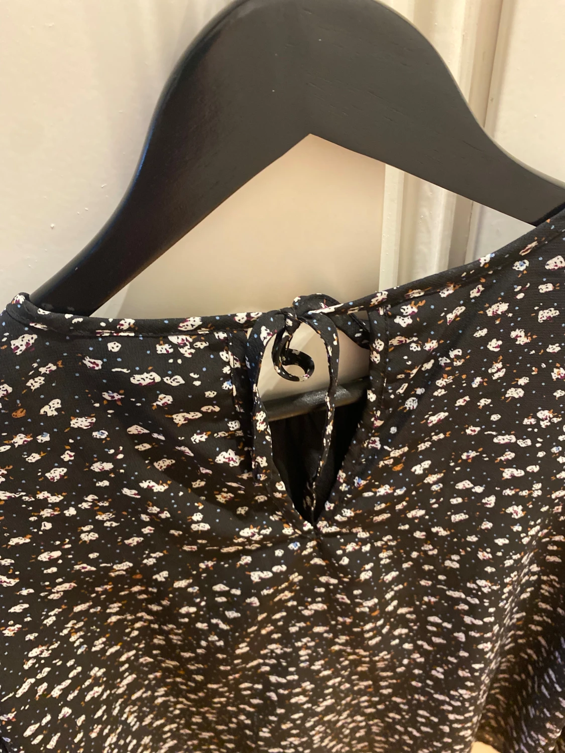 Blommig/prickig blus  - 1