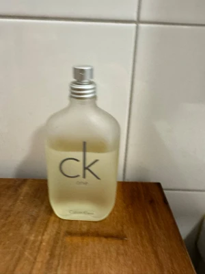 CK One 100ml Eau de Toilette - Klassisk herr parfym från Calvin Klein i 100 ml flaska. 