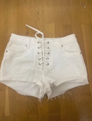 Snygga jeans shorts - Jätte fina shorts från H&M, endast använda 1 gång