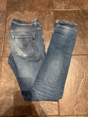 Ljusblå dondup George jeans  - Tjena säljer nu dessa feta dondup jeans i skit bra skick perfekt nu till vintern!