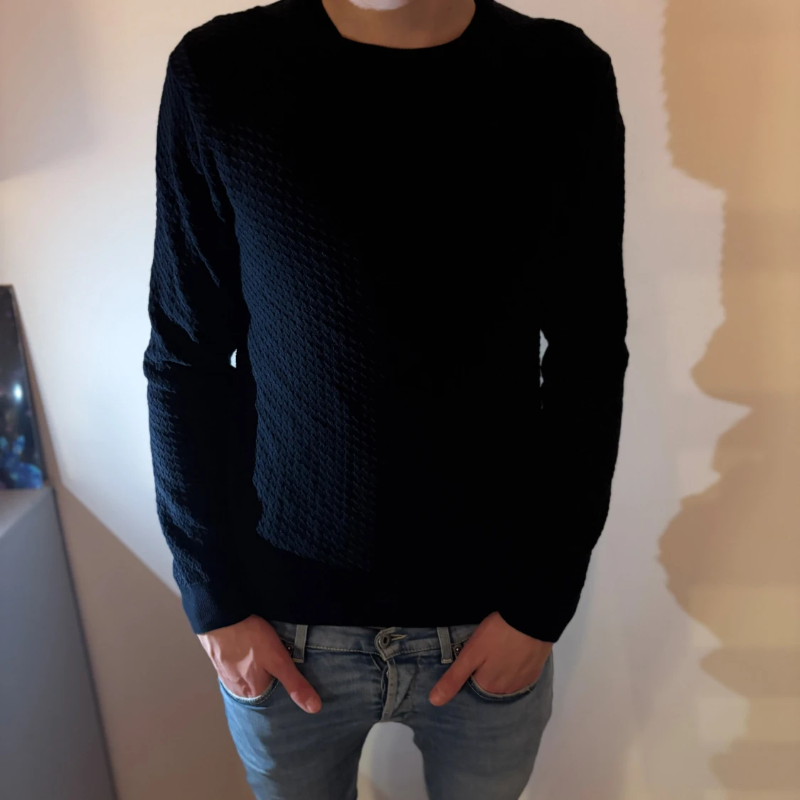 Mörkblå stickad tröja från Bläck