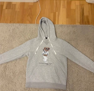 Ralph lauren hoodie - Ralph lauren polo bear hoodie i storlek S och väldigt bra skick. Obs återuppladdat från min sida